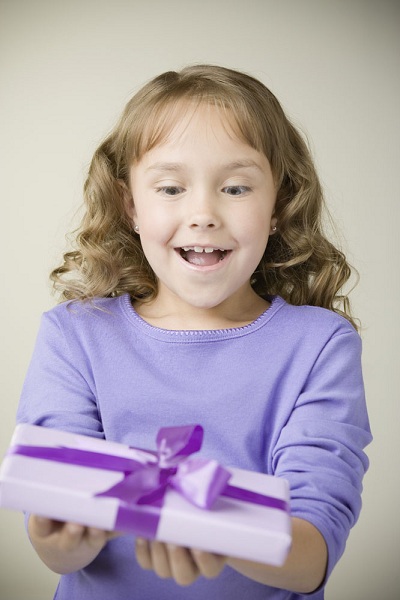 给孩子买礼物时应注意的问题